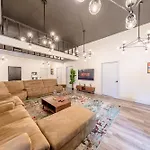 Luxury 5Br Chicago Retreat Perfect For Groups With Pool Table & Optional Parking Near Mccormick Place And Soldier Field