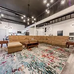 Luxury 5Br Chicago Retreat Perfect For Groups With Pool Table & Optional Parking Near Mccormick Place And Soldier Field