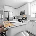 Apartment Newly Rehabbed Greystone With 2 Private Apartments, Backyard, Garage, Laundry, Close To Expressway Chicago