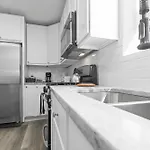 Newly Rehabbed Greystone With 2 Private Apartments, Backyard, Garage, Laundry, Close To Expressway Apartment Chicago
