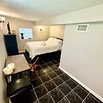 Close To Downtown - Free Parking Homestay *