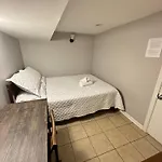 Close To Downtown - Free Parking Homestay