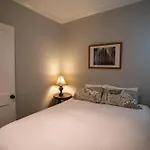 Roscoe Village Apartment *