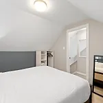 Holiday home New 2br W 3 Beds And Highspeed Internet