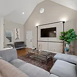 New 2br W 3 Beds And Highspeed Internet *