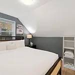 New 2br W 3 Beds And Highspeed Internet Holiday home Chicago
