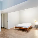 Beautifully Remodeled Third Floor Flat In River North - 3n *