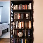 Red Robin - Wicker Park Apartment *