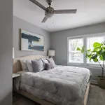 Red Robin - Wicker Park Apartment *