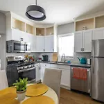 Red Robin - Wicker Park Apartment Chicago