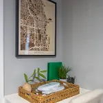Red Robin - Wicker Park Apartment *