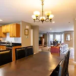 Spacious Row Home Next Transit Near Downtown W Parking