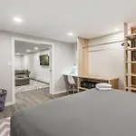 Adults Only - Walk To The United Center! Modern Touches Surround You - Check Out The Open Staircase! Apts