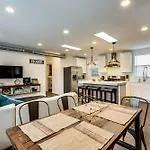Pet Friendly And For 7! Large Common Areas To Converse And Connect Apts Apartment Chicago