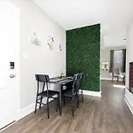 Tropical Chicago - 3 Bedrooms