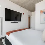 Fulbrix Bright Designer With West Loop Views Apartment