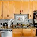 Trendy Room At Ukrainian Village