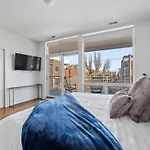 4-bedroom Luxury With Rooftop & Skyline Views Apartment *