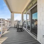 4-bedroom Luxury With Rooftop & Skyline Views Apartment *