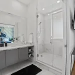 Apartment 4-bedroom Luxury With Rooftop & Skyline Views