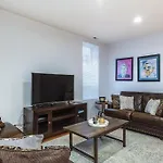 Lincoln Park Living - Suite 1