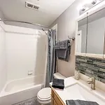 Apartment Pool Table, Pingpong, Arcade, 2-car Parking, 3 Floors!