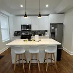 Apartment Chic Euro Getaway- Close To Downtown *