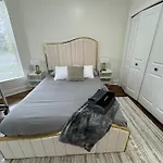 Chic Euro Getaway- Close To Downtown Apartment *