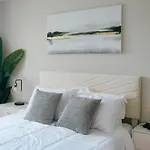 New Modern 3Br, Gym, Workspace, Quiet Location