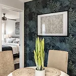 Red Robin - Wicker Park Apartment *