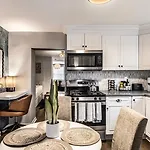 Red Robin - Wicker Park Apartment Chicago