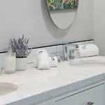 2 Bed & 3 Bath Apartment Chicago