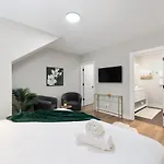 Apartment 2 Bed & 3 Bath *