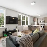 Apartment 2 Bed & 3 Bath *