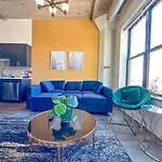 Apartment South Loop 2br Getaway With Smart Tvs & Optional Parking Near Mccormick Place, Museum Campus & Downtown *