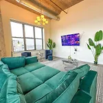 Spacious 3Br Corner Stay With Optional Parking And Gym Access Near Mccormick Place, Grant Park And Soldier Field
