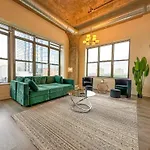 Spacious 3Br Corner Stay With Optional Parking And Gym Access Near Mccormick Place, Grant Park And Soldier Field