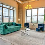 Spacious 3Br Corner Stay With Optional Parking And Gym Access Near Mccormick Place, Grant Park And Soldier Field