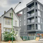 Spacious Roscoe Village Apt With Home Office!