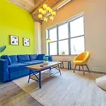 Spacious 2br South Loop With Skyline View, Optional Parking And Gym Access Near Mccormick Place And Soldier Field