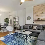 Urban Chic Logan Square Retreat With Free Parking