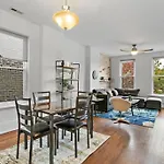 Urban Chic Logan Square Retreat With Free Parking