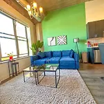 Modern Chicago 2Br Apartment With Skyline View, Optional Parking & Gym Access Near Mccormick, Museum Campus, Grant Park & Soldier Field