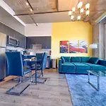 Business Ready 2Br Apartment In South Loop With Skyline View, Optional Parking & Gym Access Close To Mccormick, Downtown & Cta