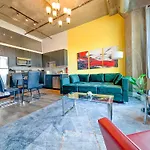 Business Ready 2Br Apartment In South Loop With Skyline View, Optional Parking & Gym Access Close To Mccormick, Downtown & Cta