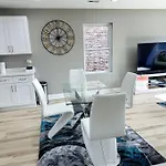 Wonderful And Cozy Chicago Top Unit Apartment
