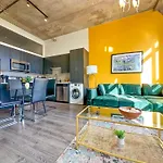 Spacious 2Br Vacation Rental With City View, Optional Parking And Gym Near Mccormick Place & Downtown Chicago Attractions