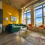 Spacious 2Br Vacation Rental With City View, Optional Parking And Gym Near Mccormick Place & Downtown Chicago Attractions