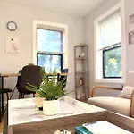Central 1Br Retreat Cozy & Inviting Near Loyola