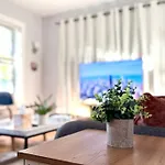 Central 1Br Retreat Cozy & Inviting Near Loyola